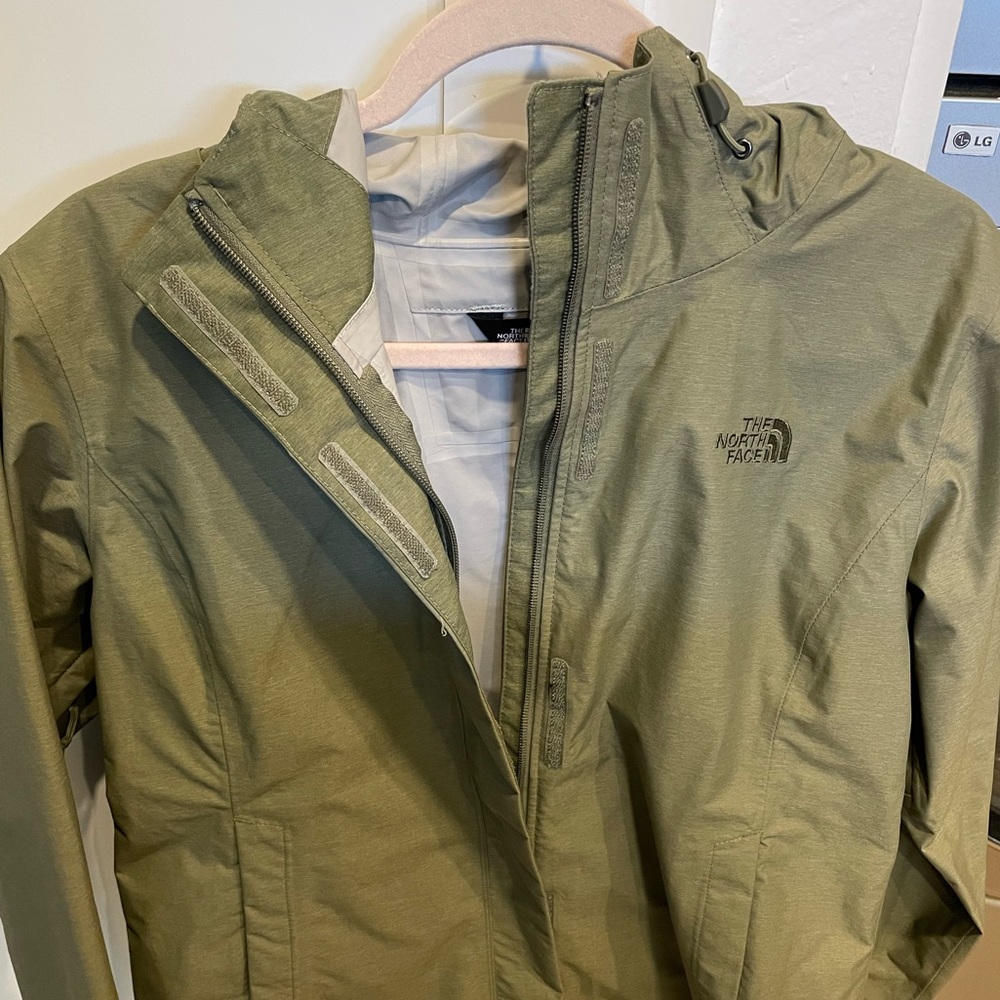 North Face Women’s Antora Jacket size Medium in a sage, light green